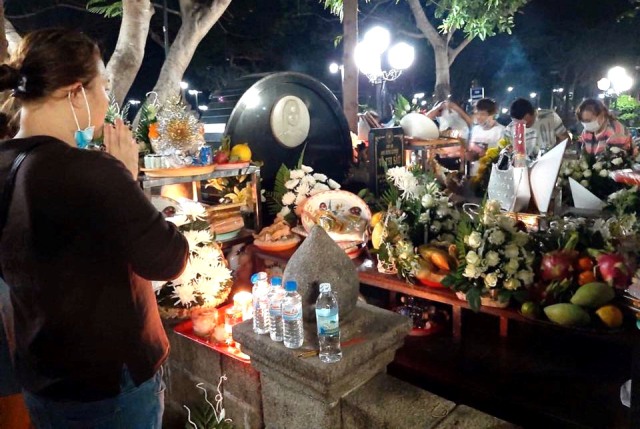 Video: Trải nghiệm đi viếng mộ cô Sáu và nghĩa trang Hàng Dương vào đêm khuya