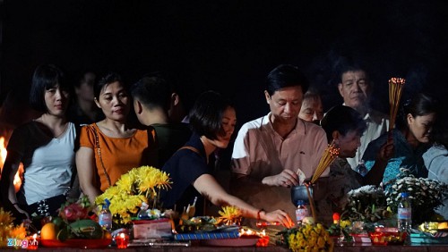 VIDEO: Kinh nghiệm đi viếng mộ cô Sáu, đồ lễ viếng mộ cô Sáu, viếng mộ cô Sáu tại Côn Đảo