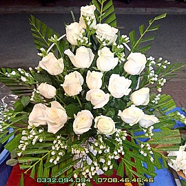 Giỏ hoa hồng trắng trung