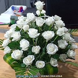Giỏ hoa hồng trắng