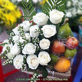 Giỏ hoa hồng trắng và trái cây