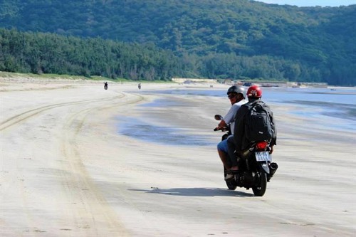 Đến Côn Đảo, nên thuê xe máy để di chuyển
